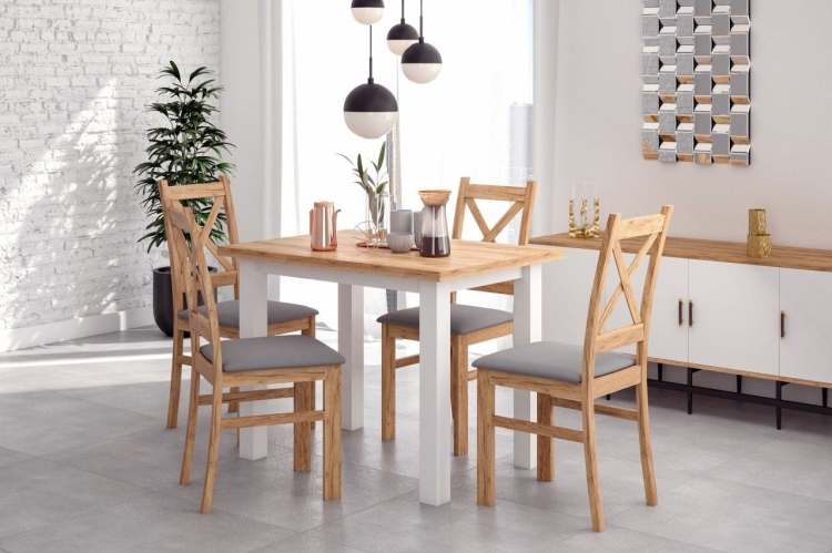 Stół MONTE CARLO w klasycznej jadalni, doskonale komponujący się z krzesłami w podobnym stylu.