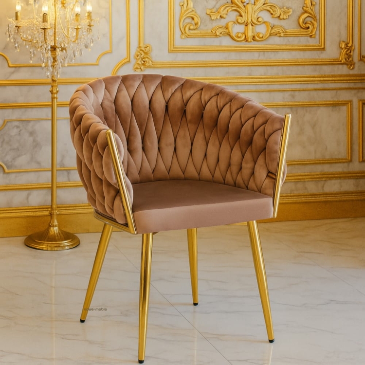 Eleganckie krzesło z plecionym oparciem, tkanina velvet w kolorze cappuccino w aranżacji glamour