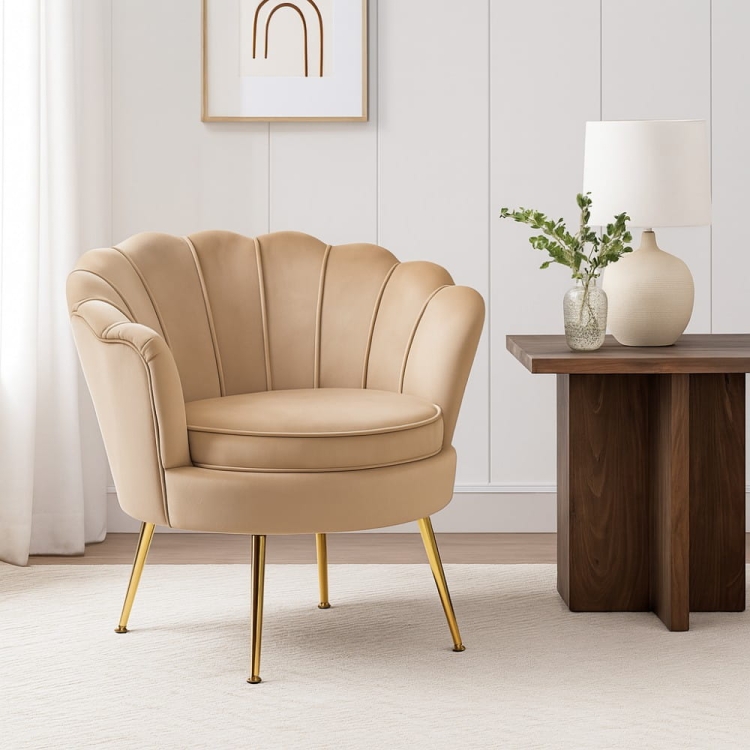 Fotel MUSZELKA cappuccino w eleganckiej aranżacji wnętrza