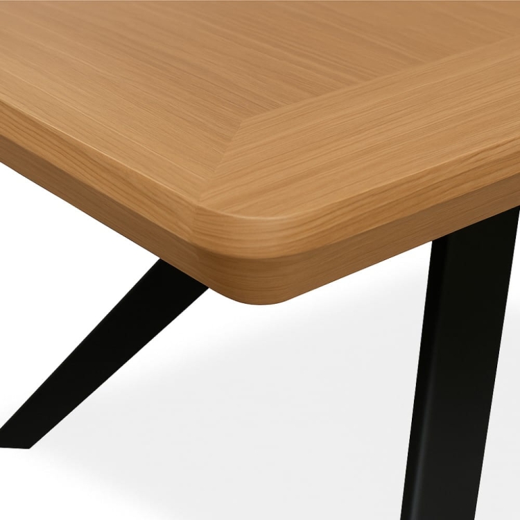 Elegancki rozkładany stół, blat dębowy, czarne metalowe nogi - zbliżenie na rant