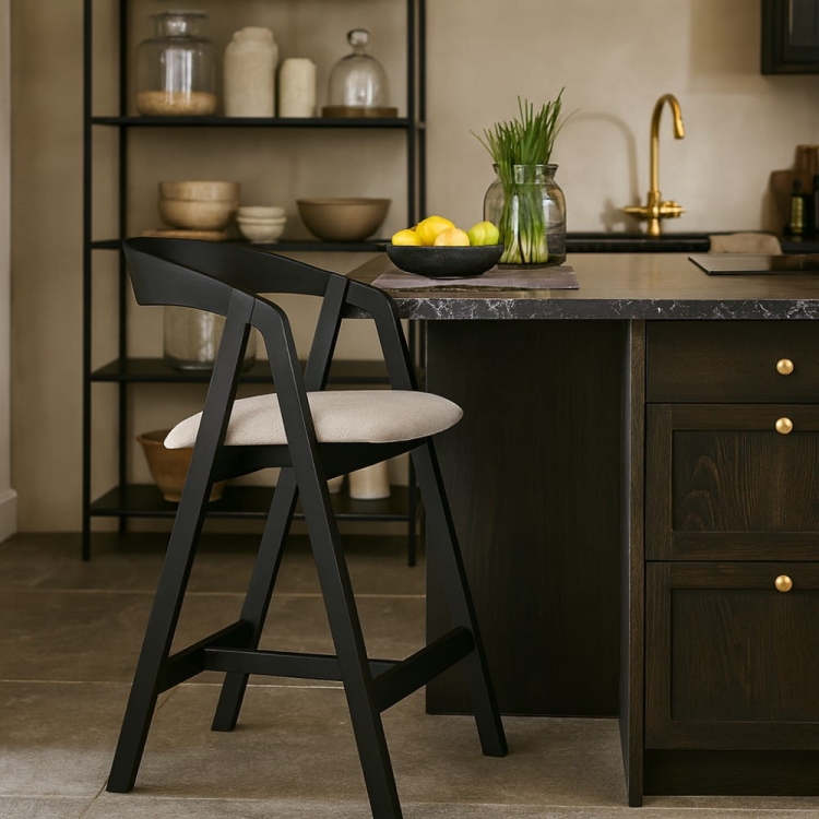 Czarny dębowy hoker Hugo, siedzisko tapicerowane tkaniną Leo, aranżacja loft