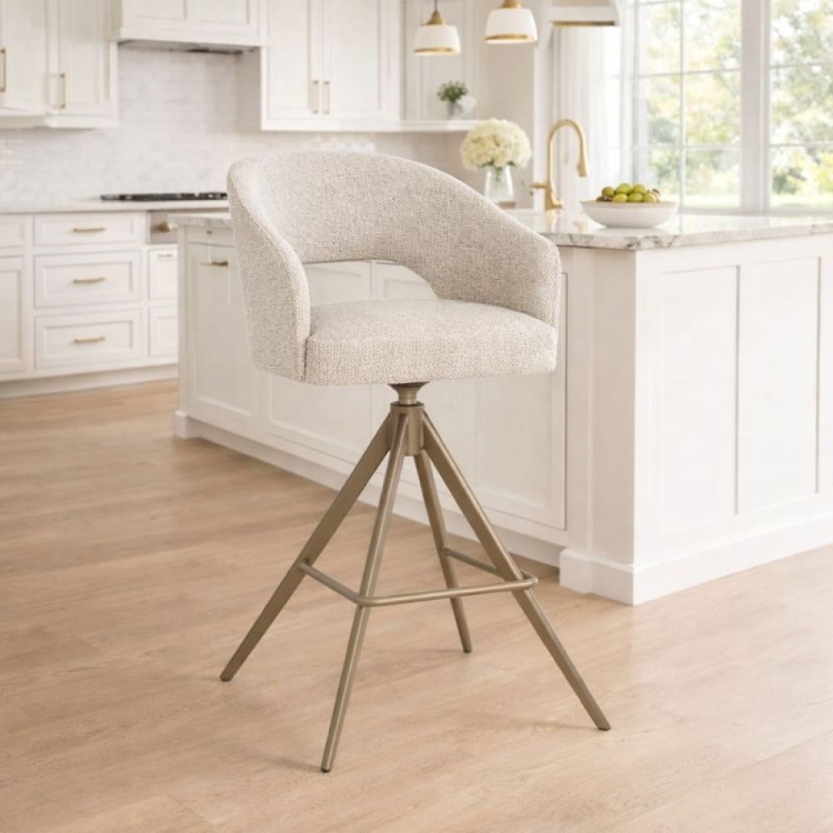 Wysoki hoker obrotowy Ines Supreme Twist, tapicerowany tkaniną Alta na metalowej nodze w kolorze taupe - aranżacja modern classic