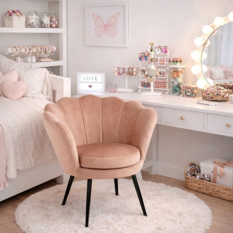 Mini fotel MUSZELKA cappuccino przy toaletce w sypialni młodzieżowej