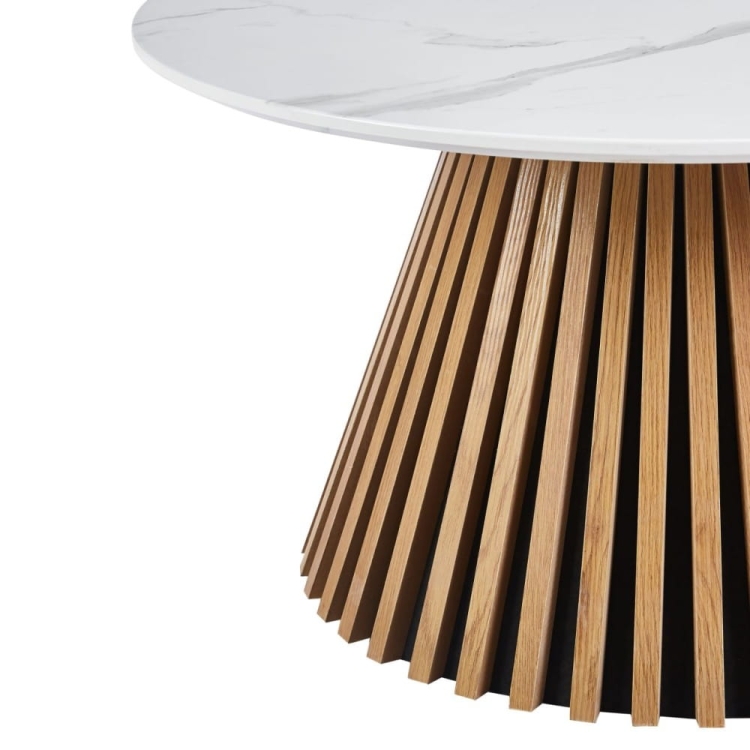 Zbliżenie na blat białego marmuru i lamelową podstawę VALENTI