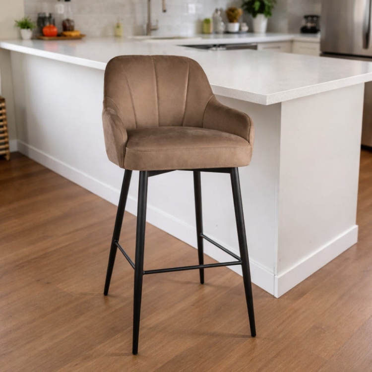 niski hoker TULIP Supreme do wyspy 90 cm z podłokietnikami, tapicerowany welurem, czarna metalowa noga, aranżacja kuchni premium