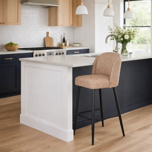 Wysoki hoker tapicerowany Beetle Supreme na czarnych metalowych nogach aranżacja