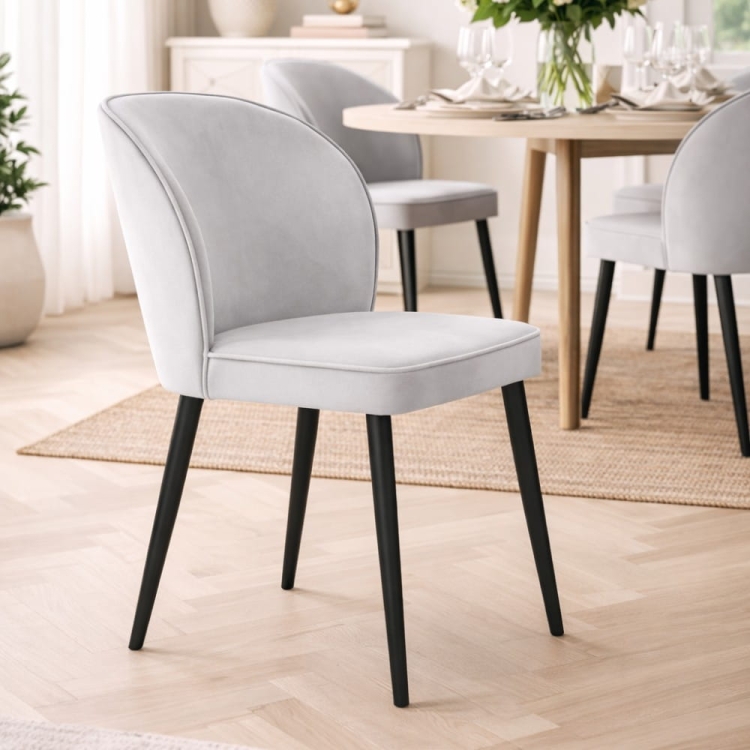 Krzesło tapicerowane AINE na metalowych nogach, elegancki design z ozdobną kedrą w aranżacji