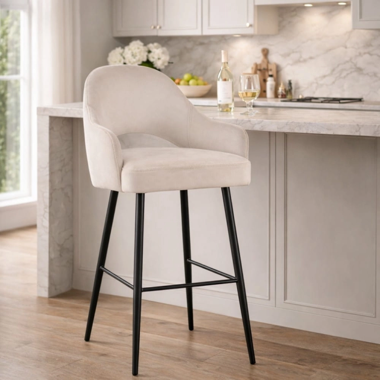 Niski Hoker GODA SUPREME – tapicerowany z podłokietnikami i sprężynami kieszeniowymi aranżacja