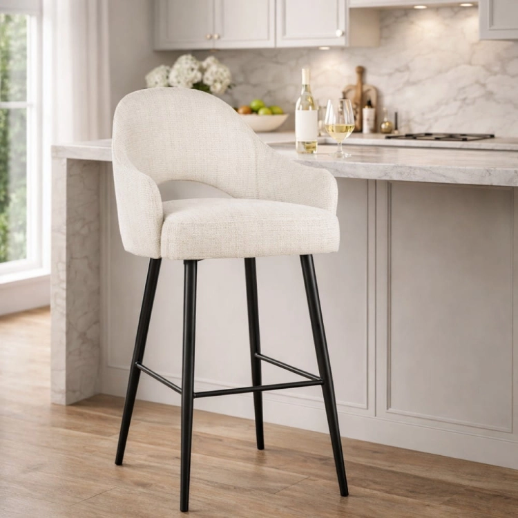 Goda Supreme - niski hoker do wyspy kuchennej 90 cm beżowy na czarnych nogach aranżacja