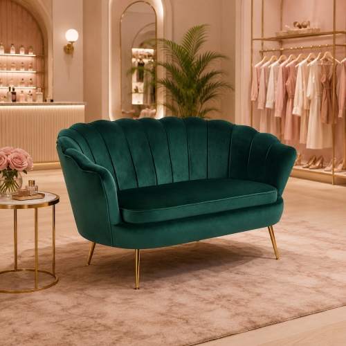 Sofa muszelka butelkowa zieleń w butikowym wnętrzu glamour