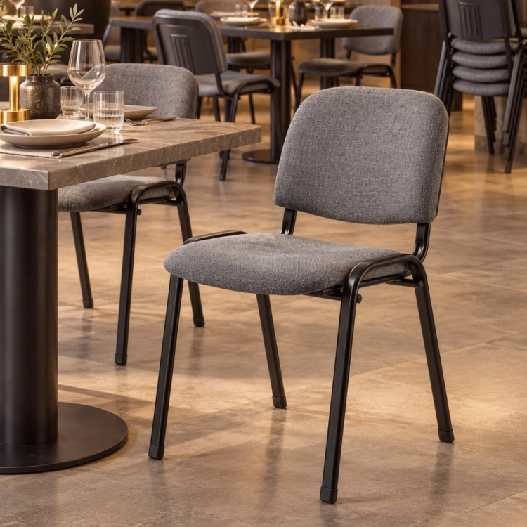 Krzesło OSI tapicerowane szare w eleganckiej aranżacji restauracji – nowe-meble.pl