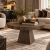 Stolik kawowy LAUREL TERRA w eleganckim salonie modern luxury z jasną sofą i dymionym szkłem – nowe-meble.pl
